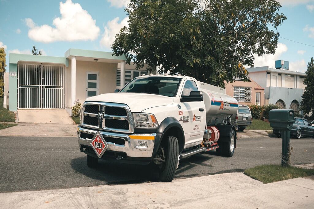 Camión de gasolina para reparto en Puerto Rico